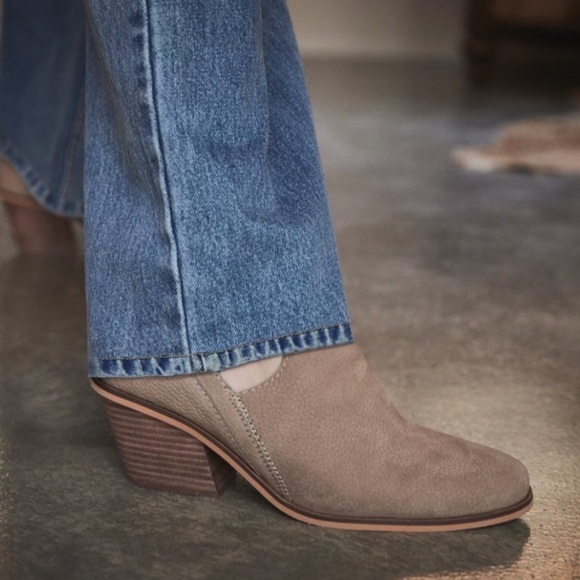 🌟NWOT🌟 Lucky Brand Vennia Taupe Ankle Bootie - Picture 2 of 12